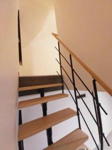 een trap in een kamer met een trap bij Duplex Cosy 1 in Gouesnou