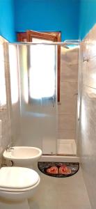 un baño con inodoro y ducha en Villa Acquamarina Villasimius, en Villasimius 19 fotos más
