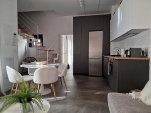 kuchnia i jadalnia ze stołem i krzesłami w obiekcie Atico en Puerta Osario w Sewilli