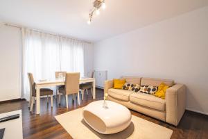 a living room with a couch and a table at Joli appartement Le Chalet + parking in Reims