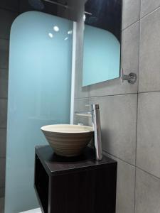 uma casa de banho com um lavatório num armário preto em Departamento en complejo semiprivado con cochera em Guaymallén