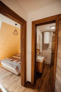 Giường trong phòng chung tại Apartman Petar 26