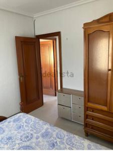 1 dormitorio con 1 cama, vestidor y armario en Apartamento Valencia capital 5, en Valencia