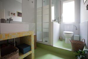 a bathroom with a toilet and a glass shower at Acogedor piso en pleno centro de Santander in Santander