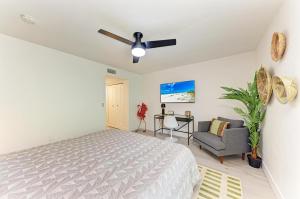 1 dormitorio con 1 cama y ventilador de techo en Anna Maria Beach Condo-2 Bed/2 bath- Sleeps 6, en Bradenton Beach
