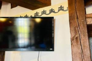 einen Flachbild-TV, der an einer Wand hängt in der Unterkunft Tizapán 5 Amazing aptm 1BE/1BA in Mexiko-Stadt