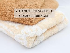 a stack of towels with a label that reads hand knit blanket older mattress at Krabbe Apartment 8 an der Nordsee, ideal für Paare, 2 Hunde willkommen, kostenfreier Parkplatz, Geschäfte und Restaurants in 2 Gehminuten erreichbar in Wremen