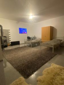 Sala de estar con 2 camas y mesa en Ferienwohnung Patrick, en Amberg