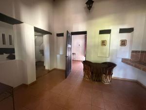 une chambre avec une table et une chambre avec un couloir dans l'établissement Hotel Quinta Minera, à Cosalá