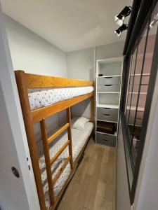 un paio di letti a castello in una stanza di Chez Tonton, Studio cabine au calme avec parking a Le Touquet-Paris-Plage