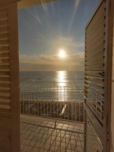 balcone con vista sull'oceano. di Attico fronte mare a Martinsicuro