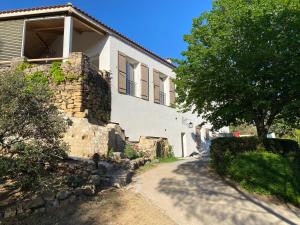 Το κτήριο όπου στεγάζεται  η παραθεριστική κατοικία