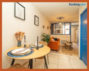 uma sala de jantar e sala de estar com mesa em T2 Relax & Cosy en Toscane occitane-Gaillac hypercentre em Gaillac