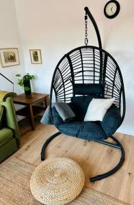 - Silla colgante con almohadas en la sala de estar en FeelsLikeHome - Wunderschöne und zentrale Wohnung mit Balkon&Parkplatz, en Bochum