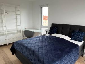 a bedroom with a bed and a table and a window at Tor nach Hannover in Springe