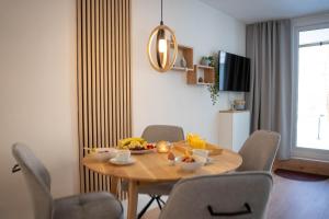 a dining room table with a bowl of fruit on it at Wildwood Lodge Ferienwohnung mit Wellness in Sankt Englmar