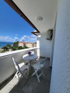 En balkon eller terrasse på Apartments & Rooms Fam Ribarić