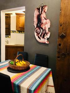 a table with a basket of bananas and a picture on the wall at Tizapán 2 Beautiful apartment with patio 1BE/1BA in Mexico City