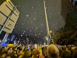 a crowd of people on a street with balloons in the sky at TuApartamento Loft - Fuente de Navarrería in Pamplona