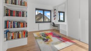 - un salon avec une fenêtre et un tapis dans l'établissement Villa Senec, à Senec