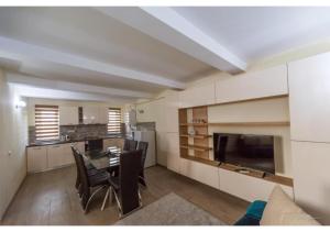 een keuken en eetkamer met een tafel en stoelen bij Luxury Apartment in Piteşti