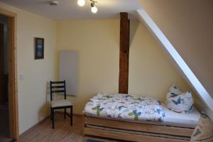 1 dormitorio con cama y barandilla para escaleras en Ferienwohnung Frankenidylle, en Bad Rodach
