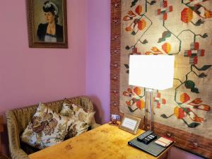 - un salon avec un canapé et une table avec une lampe dans l'établissement Apartament Polski Free Guarded Parking, à Varsovie