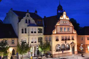 Un gran edificio con una torre de reloj en la parte superior. en Ferienwohnung Frankenidylle, en Bad Rodach