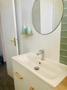 a bathroom with a sink and a mirror at Appartement confortable aux portes de Paris in Charenton-le-Pont