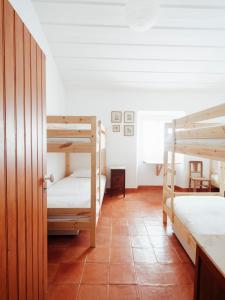 מיטה או מיטות קומותיים בחדר ב-Monte Alto da Guerra