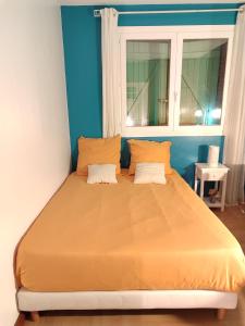 Ένα ή περισσότερα κρεβάτια σε δωμάτιο στο Chambre ou Studio dans Maison avec piscine