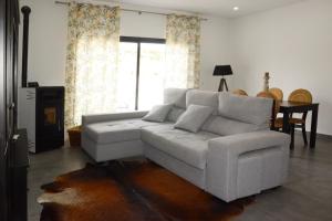 - un salon avec un canapé blanc et une table dans l'établissement PASSAR P'LAS BRASAS, à Mourão