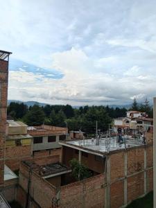 vistas a una ciudad con edificios y árboles en Departamento Cielo Cajamarquino, en Cajamarca