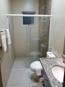 Pousada Mangata في ماراغوغي: حمام مع دش ومرحاض ومغسلة