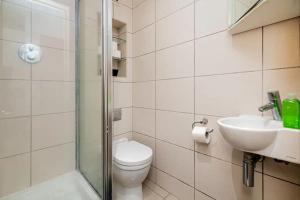 La salle de bains est pourvue de toilettes et d'un lavabo. dans l'établissement 2BR flat next to London Eye on lower marsh 96A, à Londres