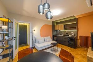 un soggiorno con divano bianco e una cucina di Apartman Nika a Pirot