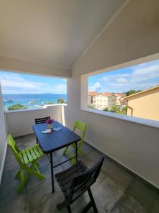 En balkon eller terrasse på Apartments & Rooms Fam Ribarić