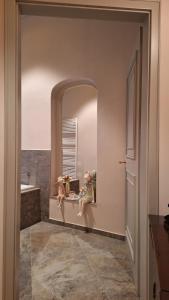 a bathroom with a mirror with two dolls sitting on a counter at Stadtpalais Familien-Suite 4 Zimmer mit Galerie maximal 6 Personen in Bautzen