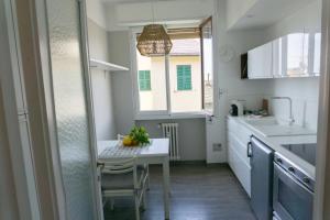 une petite cuisine avec une table et une fenêtre dans l'établissement IL VELIERO, à Camogli