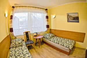 シュクラルスカ・ポレンバにあるWilla Izeryのベッド2台と窓が備わる客室です。