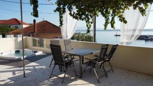 a table and chairs on a balcony with a view of the water at Villa SeaBreeze in Kali