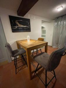 una mesa de madera y sillas en una habitación en Escape Private SPA II, en Bad Zurzach