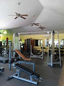 un gimnasio con muchos equipos de ejercicio en una habitación en Hostal Casa Las Lajas, en Las Lajas