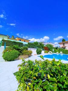 un resort con piscina e alcuni cespugli di REGINA GARDESANA a Garda