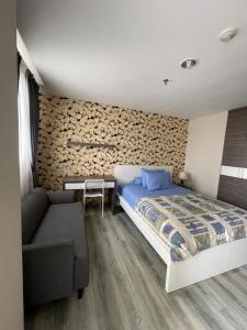 Un pat sau paturi într-o cameră la ICON ROOMS