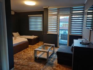 een kamer met een bed, een bank en een tafel bij Villa Anri in Mostar