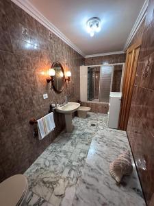 ein Bad mit einem Waschbecken und einem WC in der Unterkunft Casa Kiros in Cangas