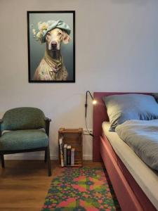 - une chambre avec un chien portant un chapeau et une chaise dans l'établissement Ruhiges Apartment & Veranda mit guter Anbindung, à Bochum