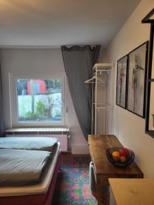 Un dormitorio con una cama y una mesa con un bol de fruta en Ruhiges Apartment & Veranda mit guter Anbindung en Bochum