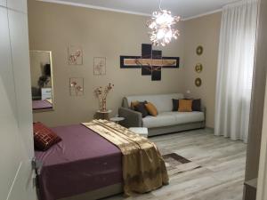 - un salon avec un lit et un canapé dans l'établissement Tom & Ros House, à Casarano